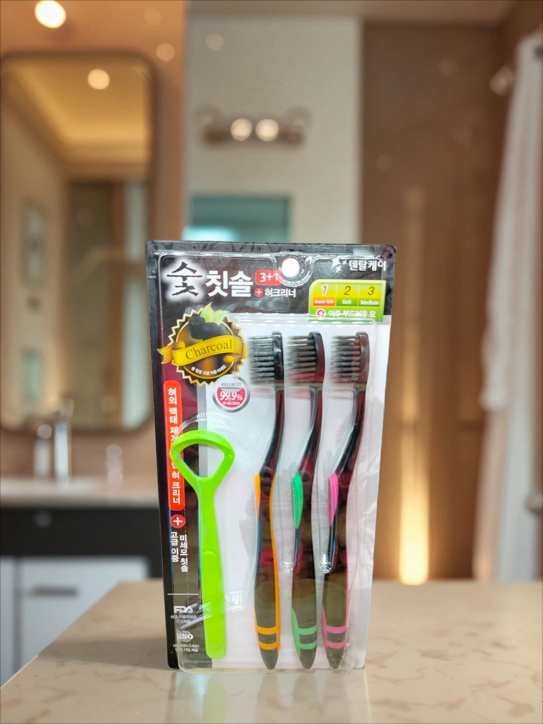 Dental Care Nano Charcoal Set Набор зубных щеток древесным углем cо сверхтонкой двойной мягкой щетиной 3 шт + скребок для языка