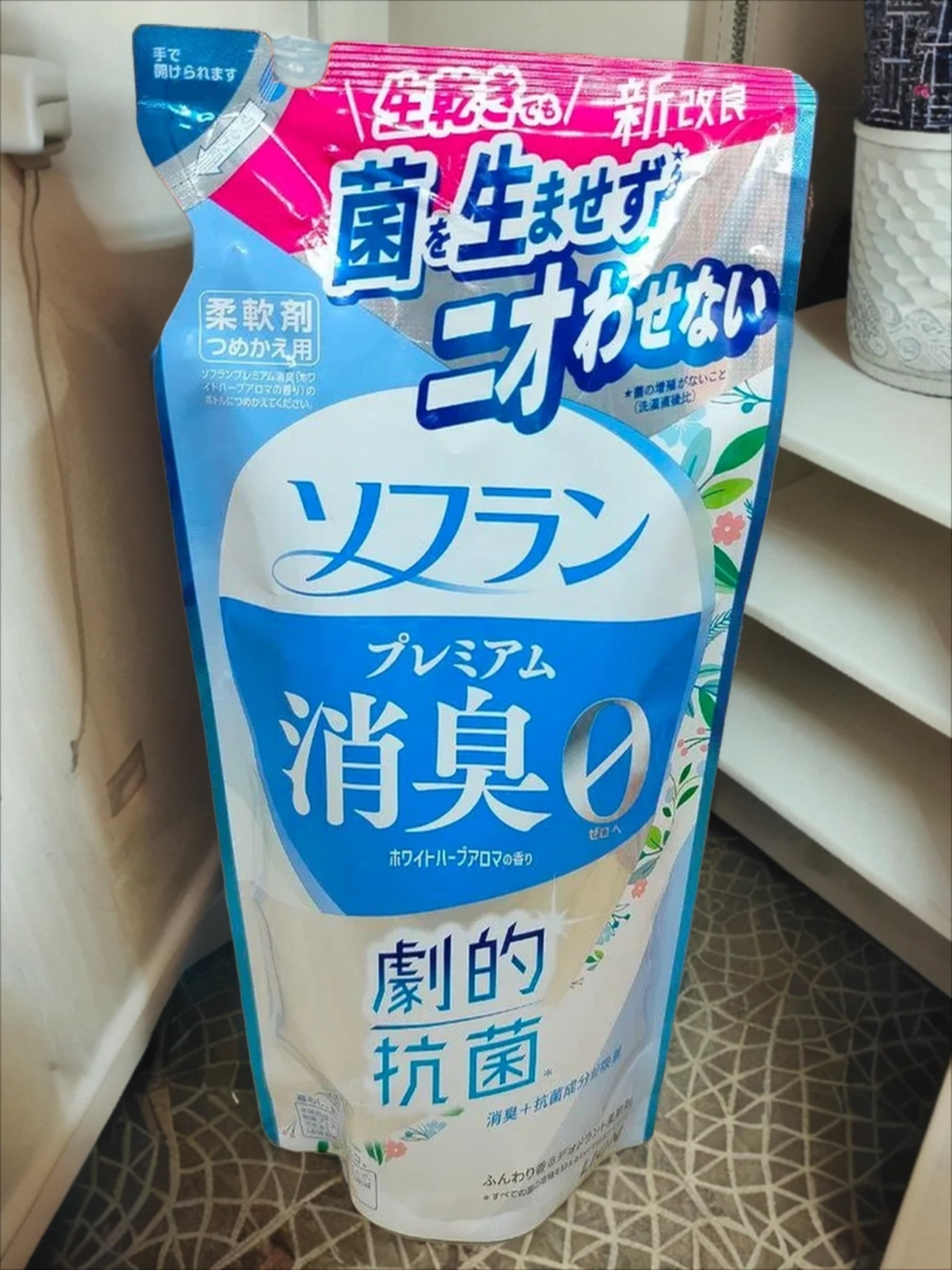 Lion Soflan 107 Кондиционер для белья защищающий от неприятного запаха до вечера с ароматом луговых трав 380 мл запасной блок