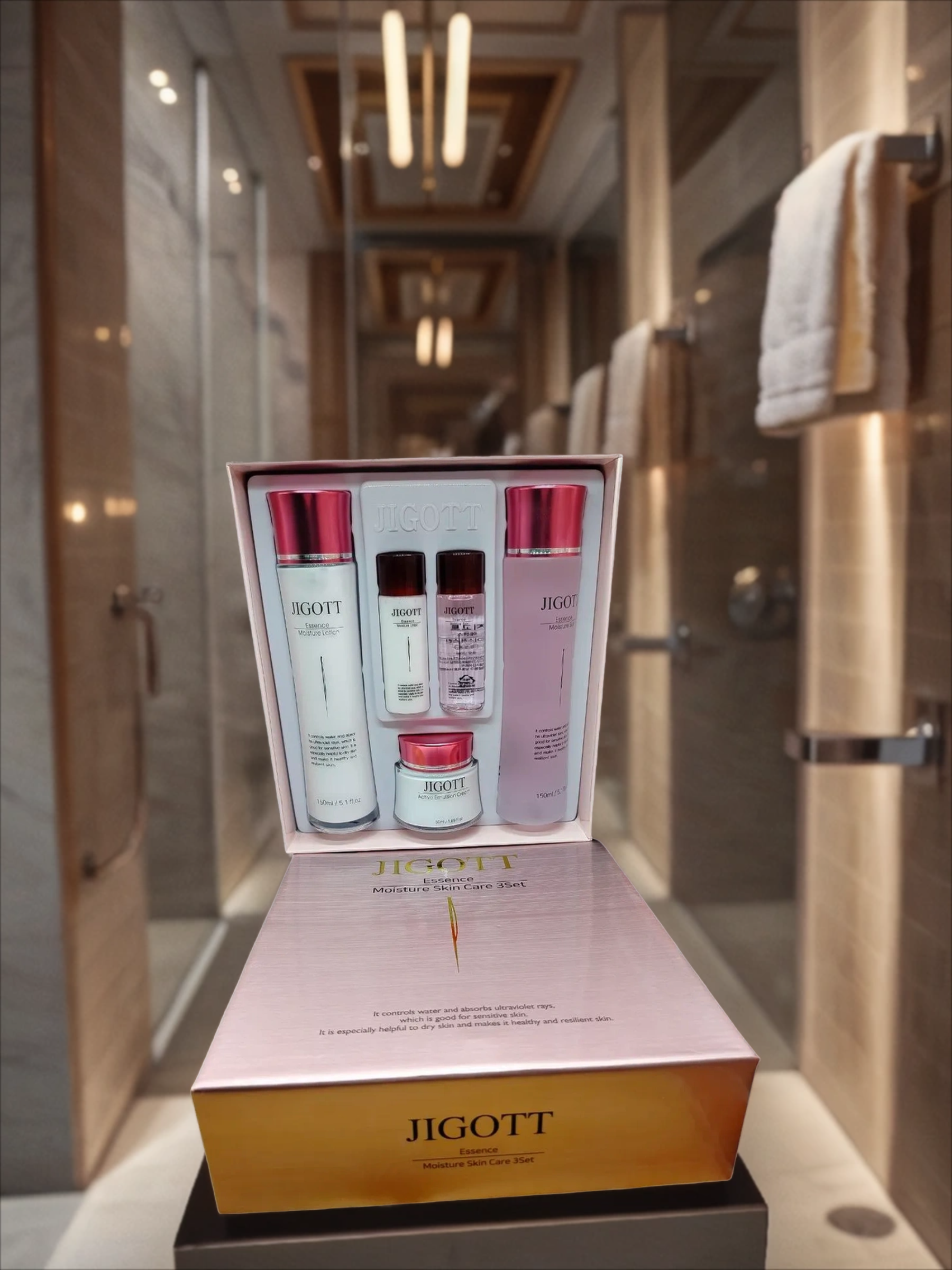 Jigott Набор Essence Moisture Skin Care 3SET: Восстанавливающая крем-эмульсия 50 гр + Увлажняющий тонер-эссенция 150+30 мл + Лосьон для лица кремовый увлажняющий 150+30 мл