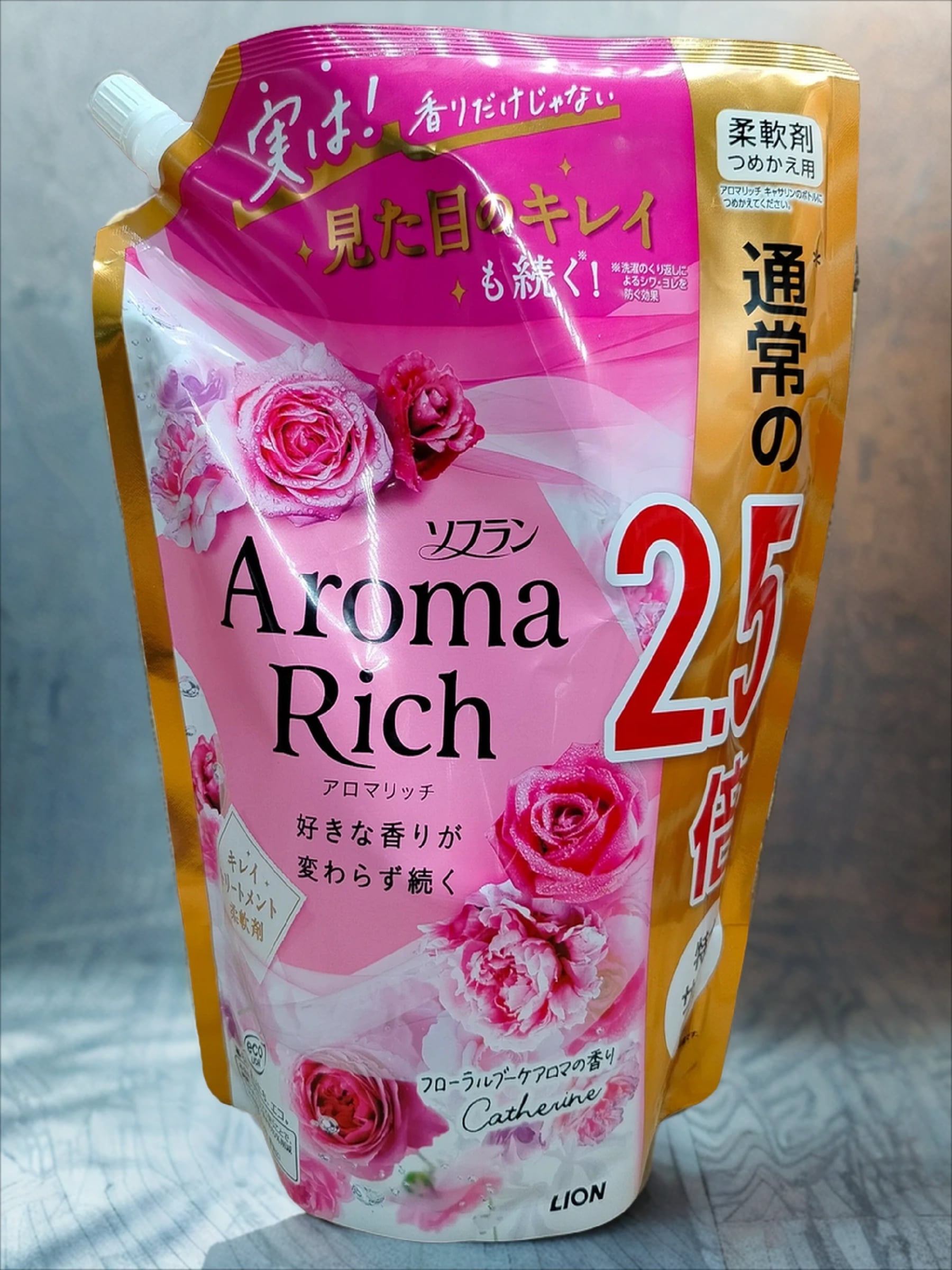 Lion Soflan Aroma Rich Catherine 615 Кондиционер для белья с натуральными ароматическими маслами 950 мл в мягкой упаковке