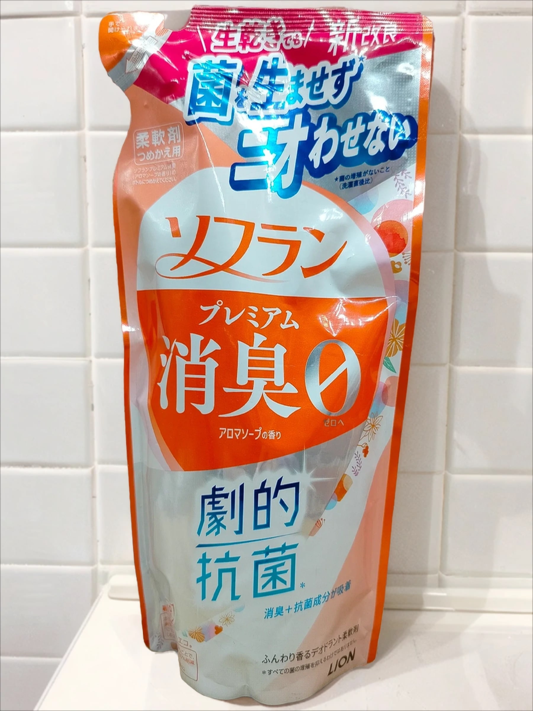 Lion Soflan 204 Ополаскиватель для белья антибактериальный с ароматом цветочного мыла 380 мл запасной блок